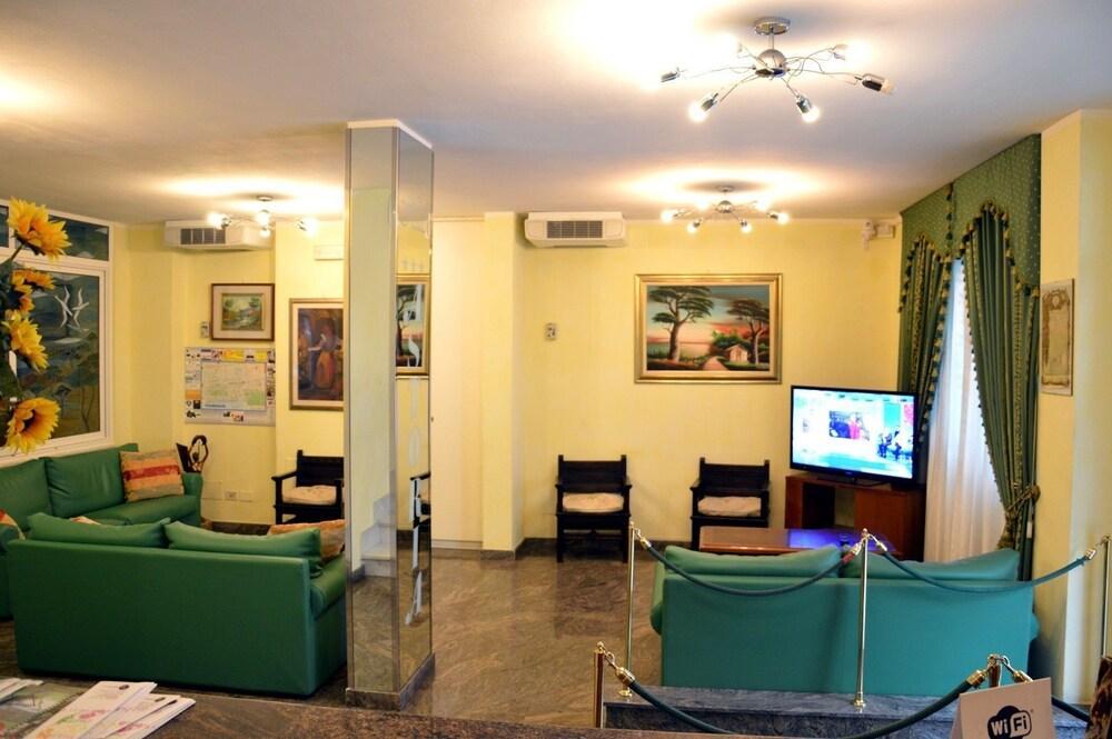 Hotel Astoria Viareggio Bagian luar foto